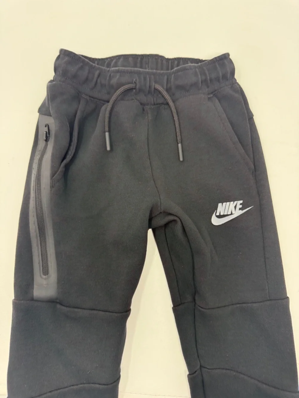 Nike Kids Tech Sweats-Black Athletic Jogger Pants-pockets and zipper size 4 (XS)